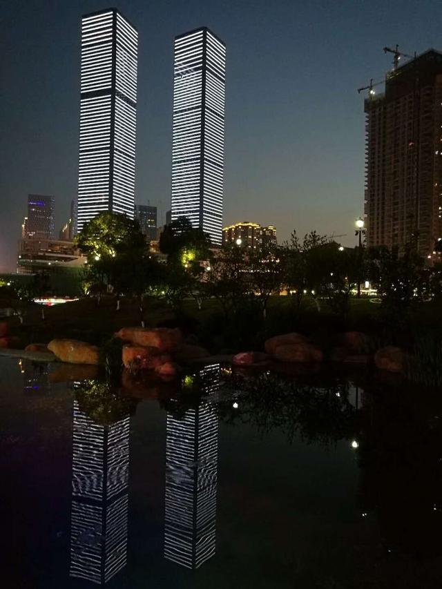 号称亚洲神盘的中国第一大盘，贵阳花果园的“白宫”夜景真心美