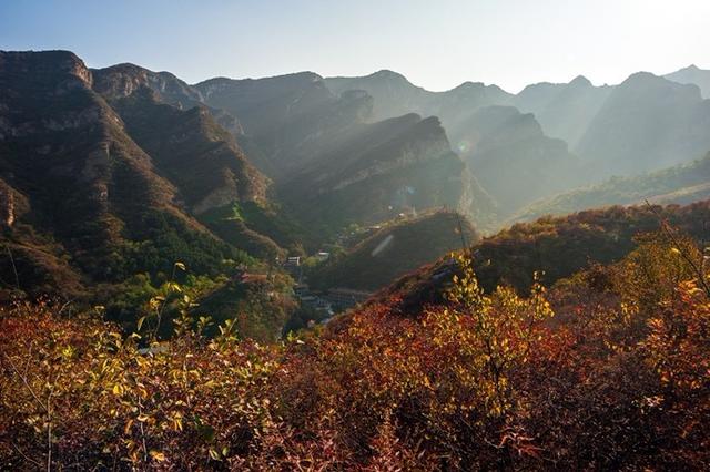 京郊红叶最美之地——坡峰岭，赏红叶、拍大片儿、逛特色山货大集、品地道农家菜……