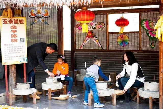 京郊红叶最美之地——坡峰岭，赏红叶、拍大片儿、逛特色山货大集、品地道农家菜……