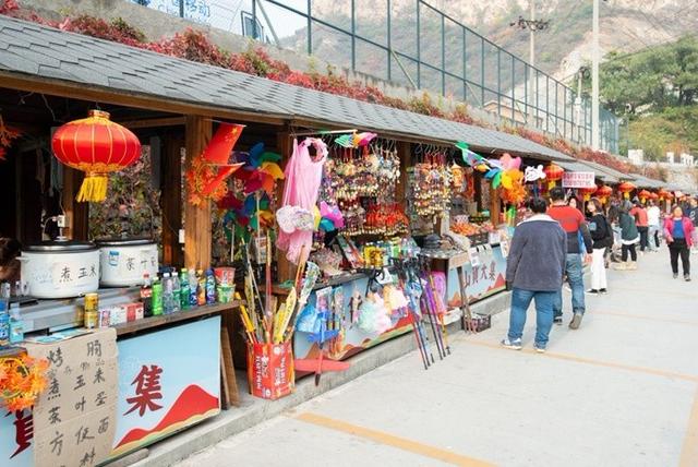 京郊红叶最美之地——坡峰岭，赏红叶、拍大片儿、逛特色山货大集、品地道农家菜……