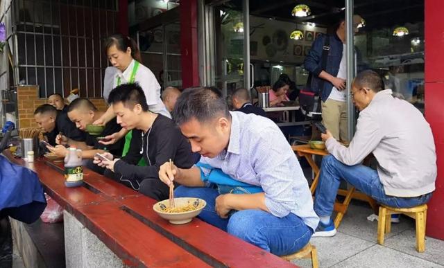 明亏暗赚！餐饮店这样做生意，一年能赚280万，老板偷着乐