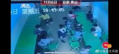 幼师摔打男童致骨折称被门误夹