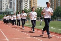 保障中小学生每天锻炼一小时需多管齐下中小学生